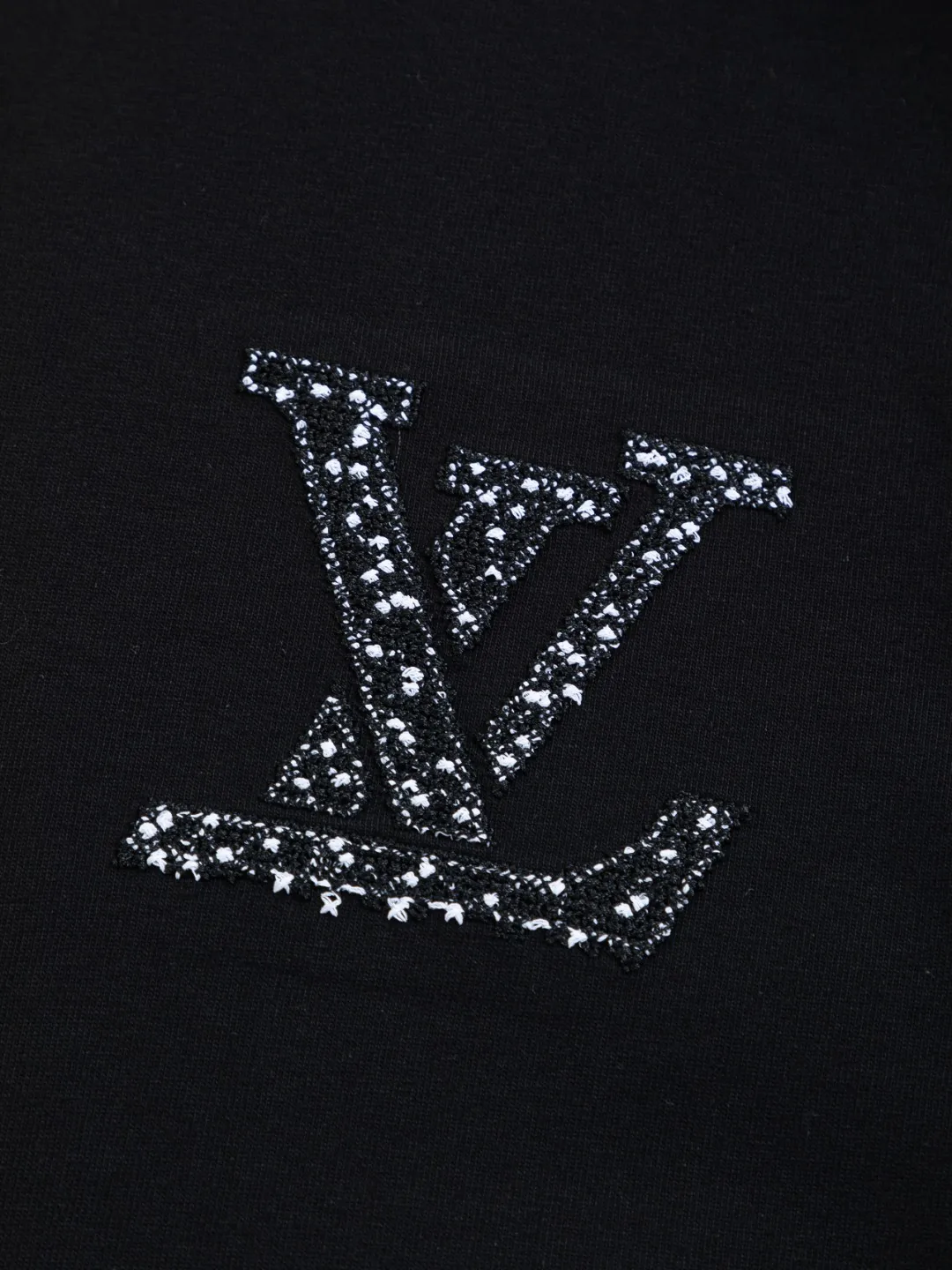 🅿️220 Louis Vuitton 1V LV lv slightly wide version S-XL LV 26ss new products are available at counters simultaneously. Multiple craftsmanship. Spotted letter logo on the chest🪡 embroidery. Large spotted letter logo on the back panel🪡 embroidery. Round neck short-sleeved T-shirt, same style for men and women! Consigned to one-to-one creation. Synchronized with the official website, pure cotton fabrics at the counter! It is close to the skin and comfortable, durable and easy to wear. It has a classic and simple logo design and meticulous original craftsmanship. Short-sleeves, a must-have item for men, do not appear to be the same for the general public, but must be unique and eye-catching. This LV short-sleeve is all about quality, comfort, the same shape and fashion as always, including fabrics and cutting techniques. All of them have been made with great effort! 320 grams of washed pure cotton fabric, pure cotton is breathable, very refreshing and comfortable for daily wear. The rib knitting on the neckline is smooth and tight, and the neckline will not be skewed if you toss it at will. The loose version, you will find that it looks really good on the upper body. The overall is minimalist and neat, super versatile for daily use! Pair it casually with a pair of pants for a youthful look. A T-shirt will make your outfit crazy. It is a fashionable item that can never go wrong! Color: Black White Size: S-XL Size chart: S: Shoulder width 50-Bust 56-Length 70 M: Shoulder width 52-Bust 57-Length 72 L: Shoulder width 54-Bust 59-Length 74 XL: Shoulder width 56-Bust 62-Length 76